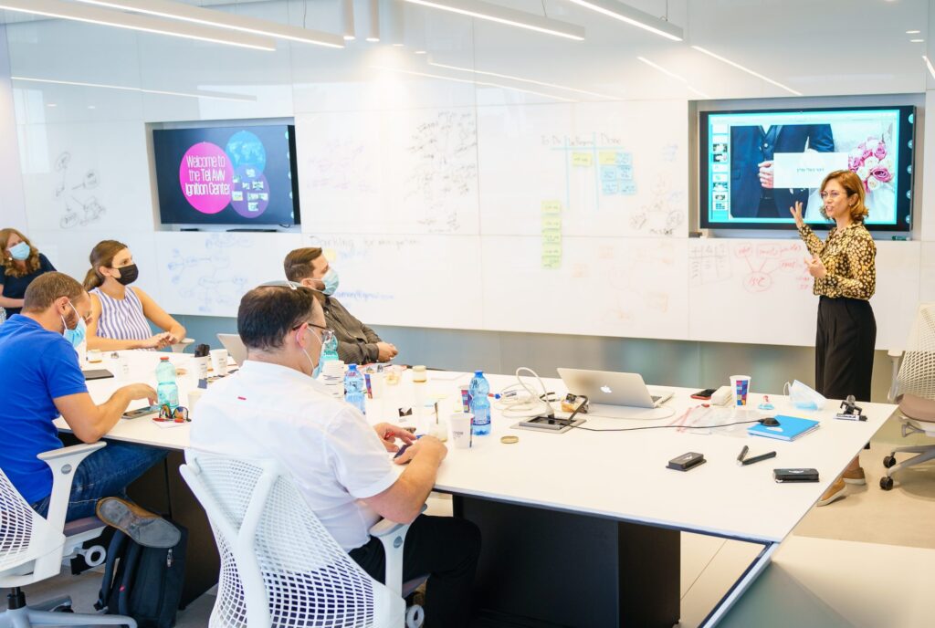 אילנה וויימן מרצה על ניהול פרויקטים